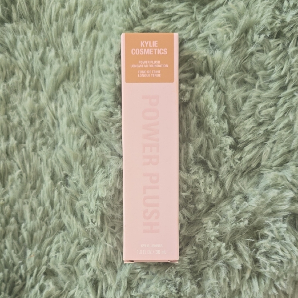 Kylie Cosmetics Power Plush Foundation - 4.5W Light Medium With Warm Undertones